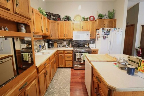 4706 Heirloom Crescent, Taber, AB - Indoor Photo Showing Kitchen