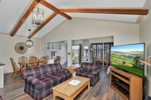 34 Beach Street East, Rochon Sands, AB - Indoor Photo Showing Living Room