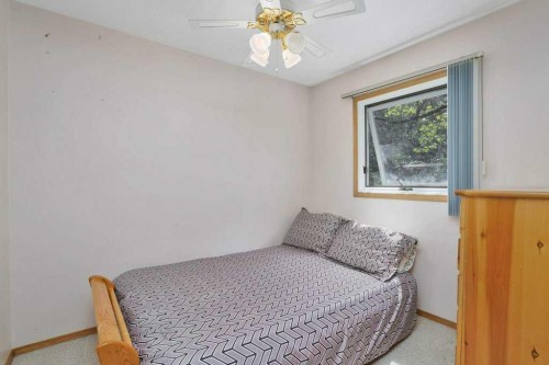34 Beach Street East, Rochon Sands, AB - Indoor Photo Showing Bedroom