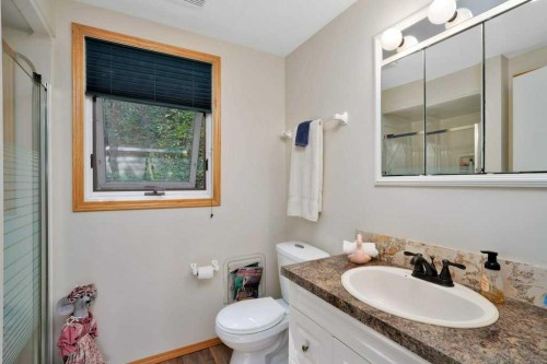 34 Beach Street East, Rochon Sands, AB - Indoor Photo Showing Bathroom