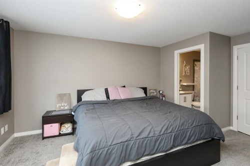 402-639 Oak Street, Springbrook, AB - Indoor Photo Showing Bedroom