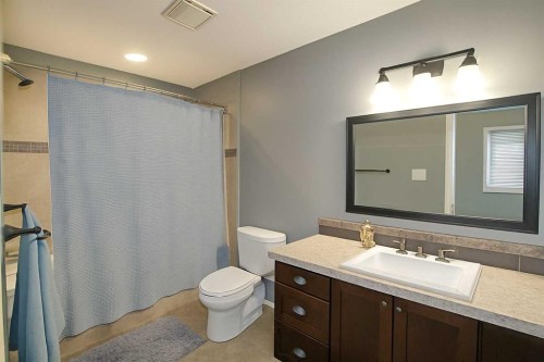 6 Laurel Close, Sylvan Lake, AB - Indoor Photo Showing Bathroom