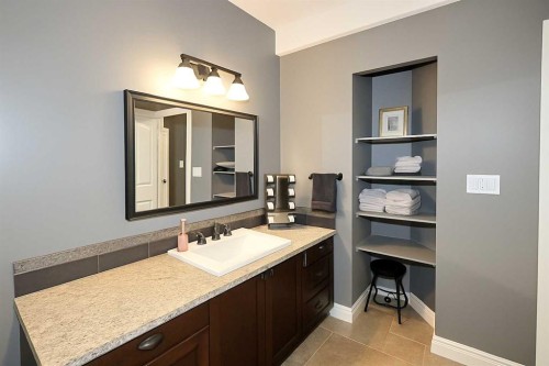 6 Laurel Close, Sylvan Lake, AB - Indoor Photo Showing Bathroom