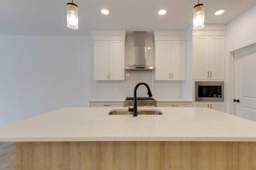 1402 Bayview Crescent Sw, Airdrie, AB - Indoor Photo Showing Kitchen