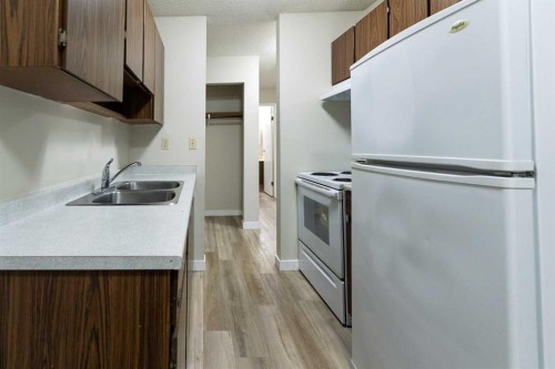 101 - 410-4721 55 Street, Red Deer, AB - Indoor Photo Showing Kitchen With Double Sink