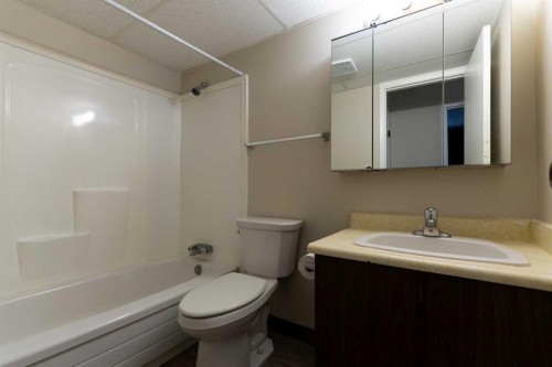 101 - 410-4721 55 Street, Red Deer, AB - Indoor Photo Showing Bathroom