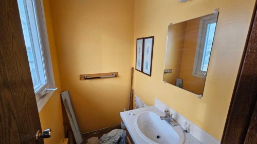 5006 Alexander Avenue, Coronation, AB - Indoor Photo Showing Bathroom