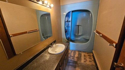 5006 Alexander Avenue, Coronation, AB - Indoor Photo Showing Bathroom