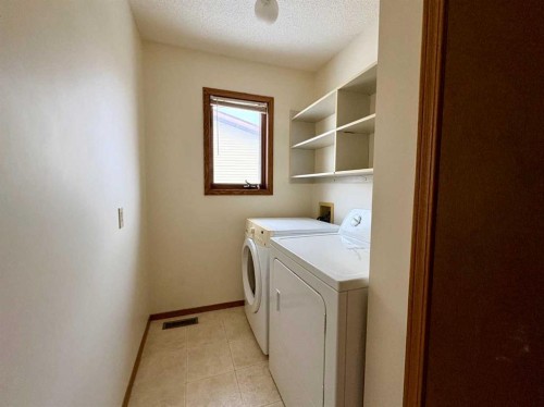 4304 56 Avenue, Innisfail, AB - Indoor Photo Showing Laundry Room