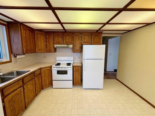 4304 56 Avenue, Innisfail, AB - Indoor Photo Showing Kitchen With Double Sink