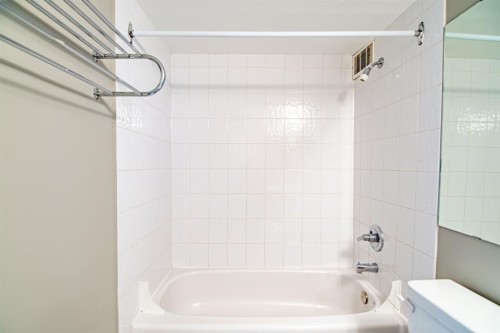 307-4820 47 Avenue, Red Deer, AB - Indoor Photo Showing Bathroom