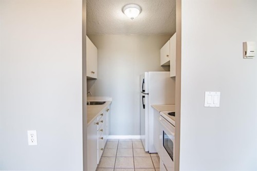 307-4820 47 Avenue, Red Deer, AB - Indoor Photo Showing Kitchen