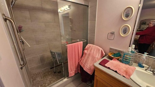 4467 Park Crescent, Coronation, AB - Indoor Photo Showing Bathroom