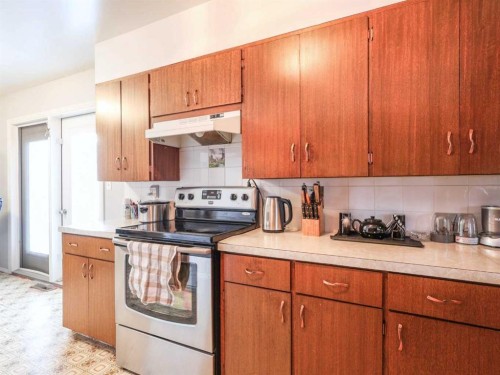 4716 51 Street, Stettler, AB - Indoor Photo Showing Kitchen