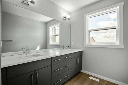 11 Heritage Link, Cochrane, AB - Indoor Photo Showing Bathroom
