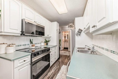 314-5326 47 Avenue, Red Deer, AB - Indoor Photo Showing Kitchen With Double Sink