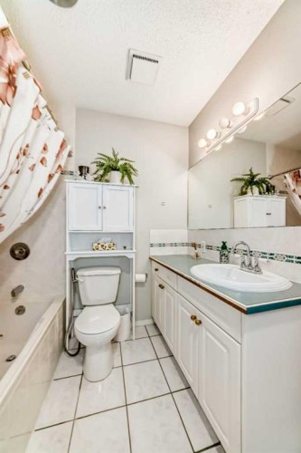 314-5326 47 Avenue, Red Deer, AB - Indoor Photo Showing Bathroom