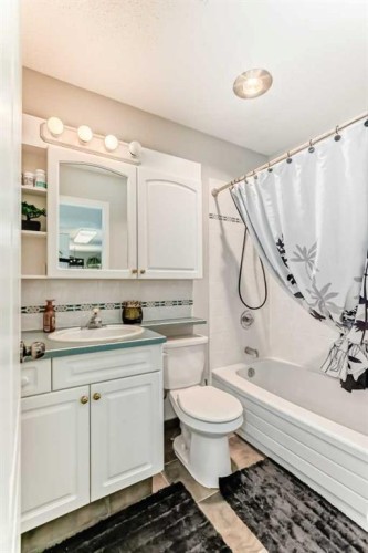 314-5326 47 Avenue, Red Deer, AB - Indoor Photo Showing Bathroom