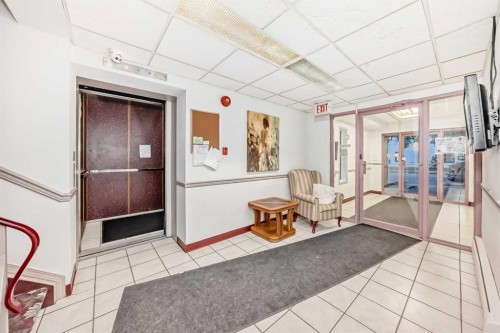 314-5326 47 Avenue, Red Deer, AB - Indoor Photo Showing Other Room