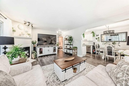 314-5326 47 Avenue, Red Deer, AB - Indoor Photo Showing Living Room