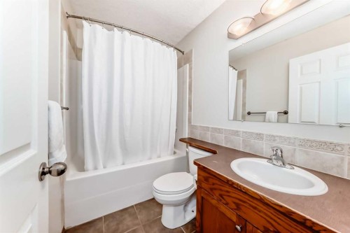 47 Lougheed Close, Red Deer, AB - Indoor Photo Showing Bathroom