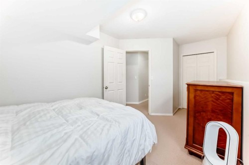 47 Lougheed Close, Red Deer, AB - Indoor Photo Showing Bedroom