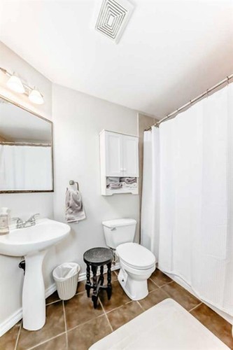 47 Lougheed Close, Red Deer, AB - Indoor Photo Showing Bathroom