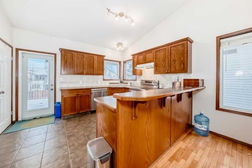 47 Lougheed Close, Red Deer, AB - Indoor Photo Showing Kitchen