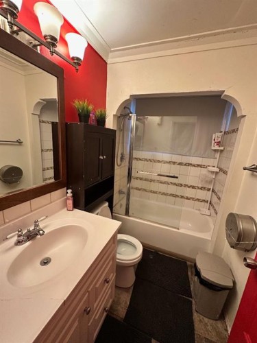 5302 50 Street, Camrose, AB - Indoor Photo Showing Bathroom