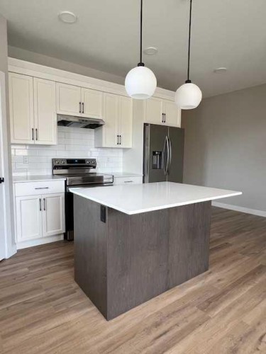 141 Gray Close, Sylvan Lake, AB - Indoor Photo Showing Kitchen