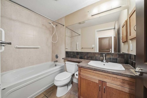 207-100 Lakeway Boulevard, Sylvan Lake, AB - Indoor Photo Showing Bathroom