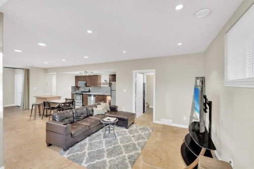 6372 Cedar Way, Innisfail, AB - Indoor Photo Showing Living Room