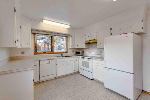 405 Royal Crescent, Trochu, AB - Indoor Photo Showing Kitchen With Double Sink