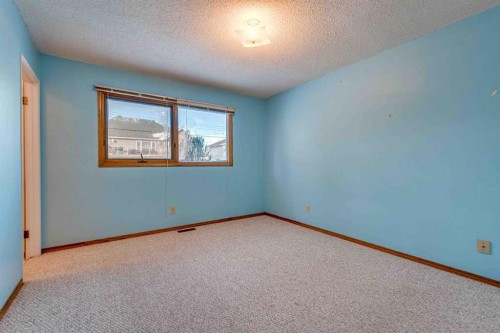 405 Royal Crescent, Trochu, AB - Indoor Photo Showing Other Room