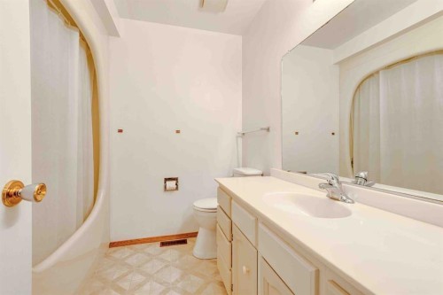 405 Royal Crescent, Trochu, AB - Indoor Photo Showing Bathroom