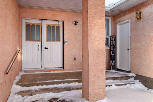 405 Royal Crescent, Trochu, AB - Outdoor With Exterior