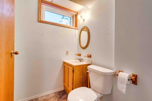 405 Royal Crescent, Trochu, AB - Indoor Photo Showing Bathroom