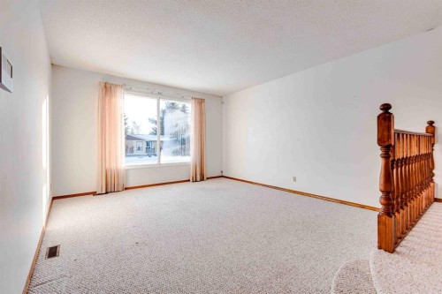 405 Royal Crescent, Trochu, AB - Indoor Photo Showing Other Room