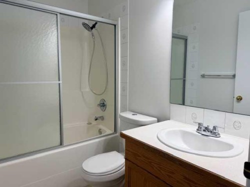 B-5915 52 Avenue, Red Deer, AB - Indoor Photo Showing Bathroom