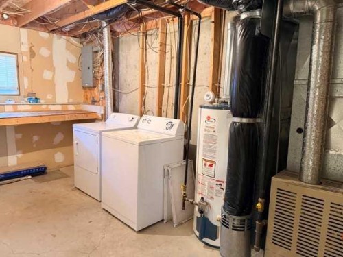 B-5915 52 Avenue, Red Deer, AB - Indoor Photo Showing Other Room