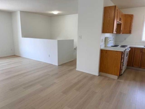B-5915 52 Avenue, Red Deer, AB - Indoor Photo Showing Kitchen