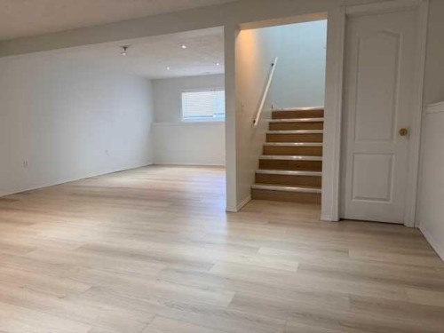 B-5915 52 Avenue, Red Deer, AB - Indoor Photo Showing Other Room