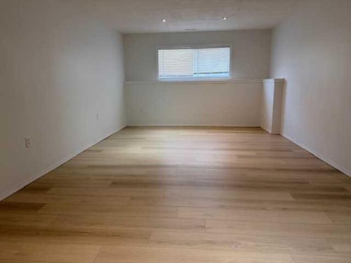 B-5915 52 Avenue, Red Deer, AB - Indoor Photo Showing Other Room