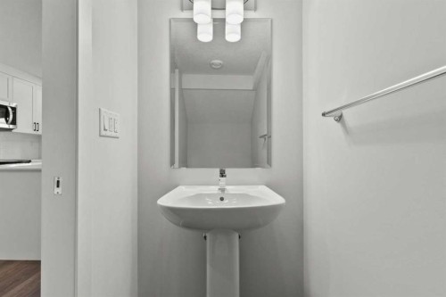 110-40 Livingston Parade Ne, Calgary, AB - Indoor Photo Showing Bathroom