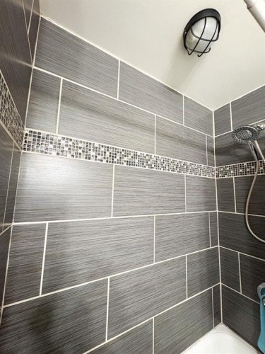 5013 53 Street, Camrose, AB - Indoor Photo Showing Bathroom