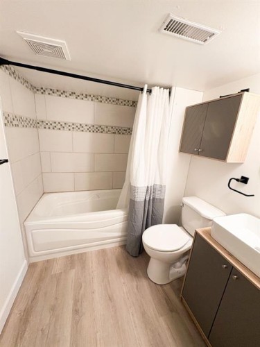 5013 53 Street, Camrose, AB - Indoor Photo Showing Bathroom