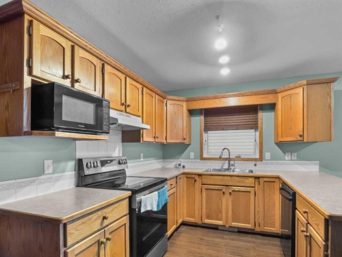 109 Duckering Close, Red Deer, AB - Indoor Photo Showing Kitchen With Double Sink