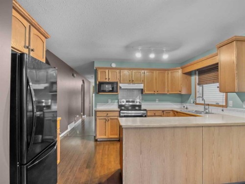 109 Duckering Close, Red Deer, AB - Indoor Photo Showing Kitchen