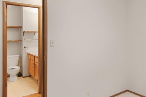 572 West Crescent, Forestburg, AB - Indoor Photo Showing Bathroom