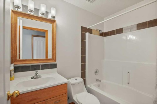 52 Harper Drive, Sylvan Lake, AB - Indoor Photo Showing Bathroom